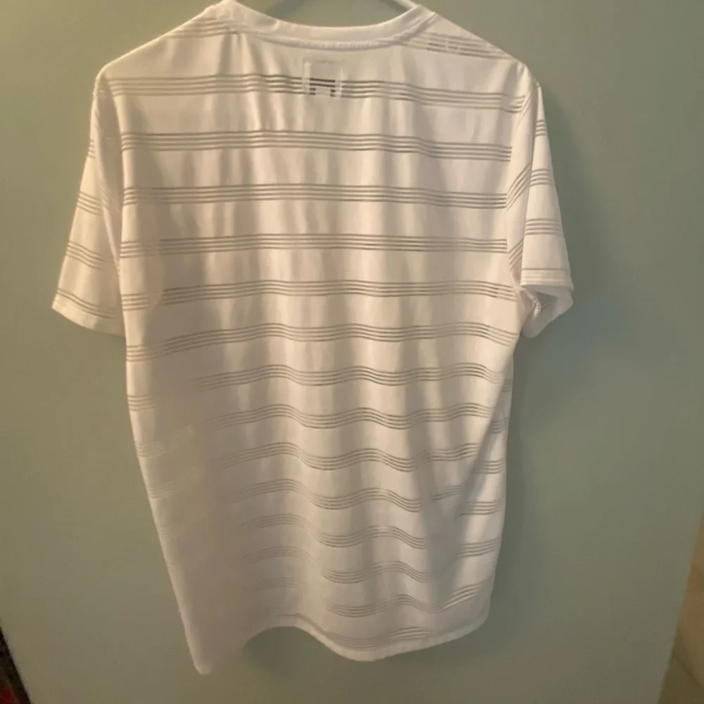Guess T-Shirt - Picture 2 of 3